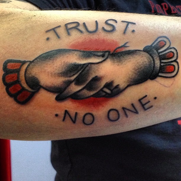 Trust no one перевод на русский. Trust no one тату. Trust Nobody тату. No Trust no one тату. Trust no one тату эскиз.