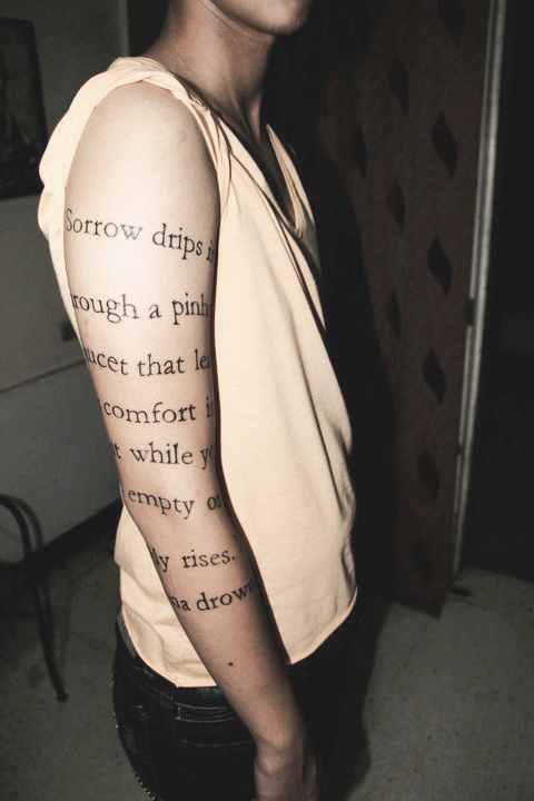 Татуировка текст. Тату с текстом песен. Сантьяго тату. Лорин тату текст. Татуировки надписи.