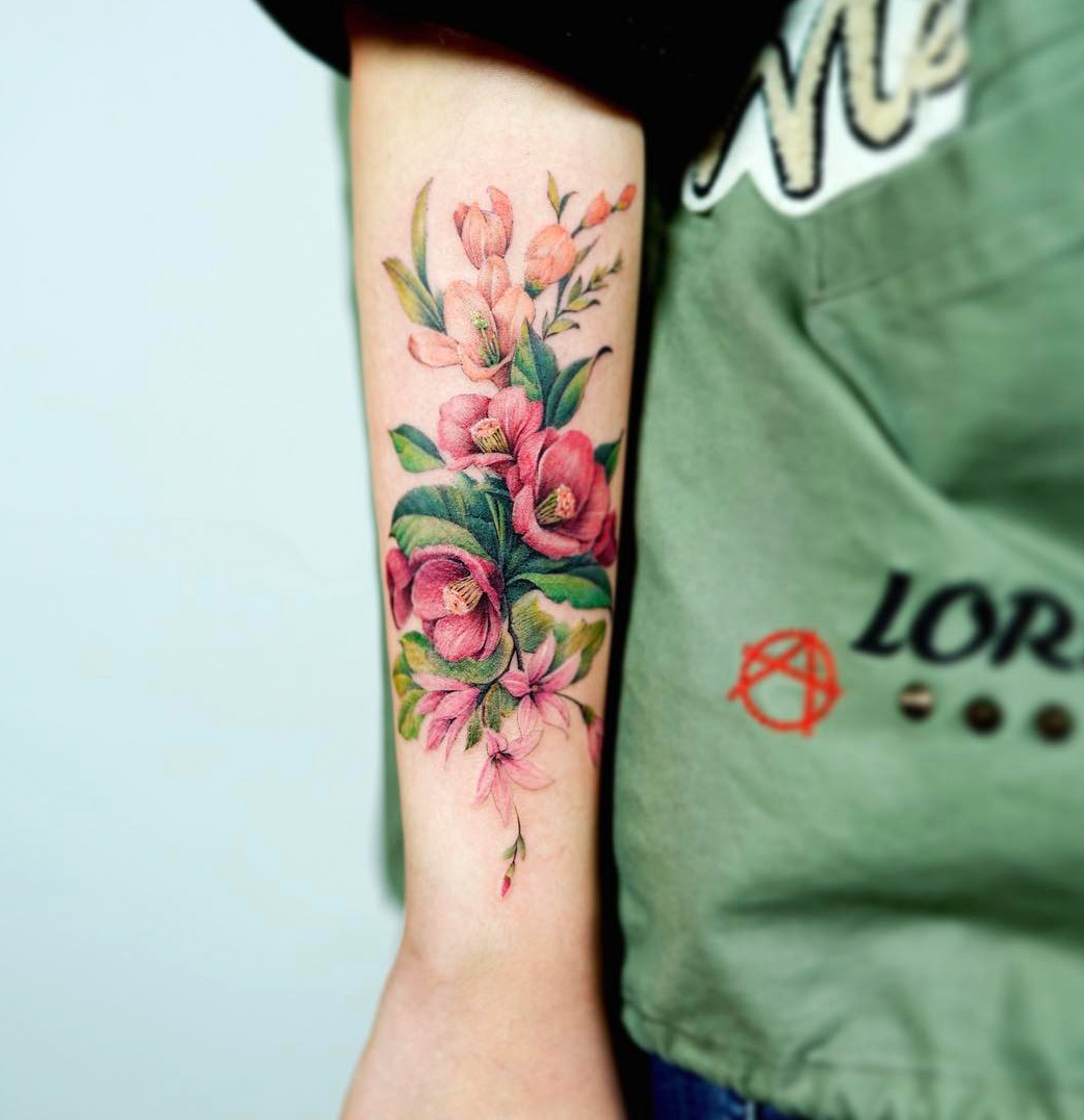 Flowers tattoo by Nando Tattooer.